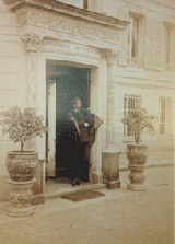 Robert de Montesquiou devant sa porte à Versailles